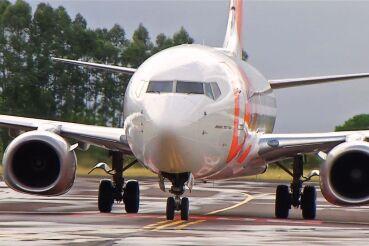 aviao na pista