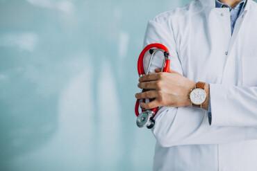 medico estestecopio na mao
